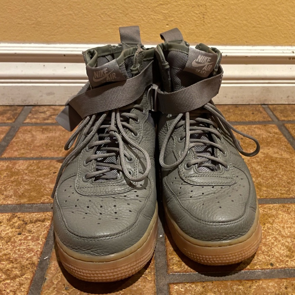 Nike Air Force Mid Desert Moss / Gum bottom
